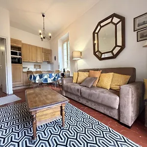 Riviera: Old Town Charm With Sea View Balcony Apartment Nice